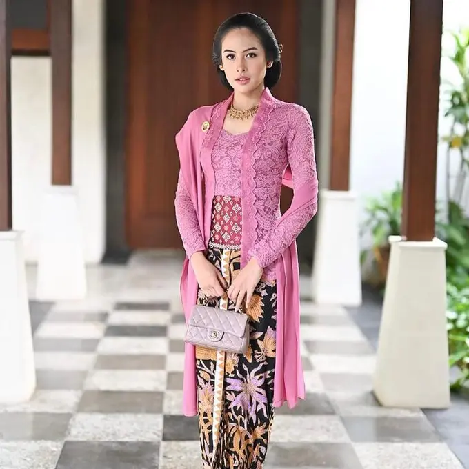 Anggunnya Maudy Ayunda Pakai Kebaya Rancangan Didiet Maulana saat Jadi Bridesmaid Putri Tanjung