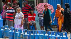 Warga mengantre untuk membeli gas LPG di sebuah depo penjualan di tengah krisis ekonomi yang melanda di Kota Kolombo, Sri Lanka, Senin (23/5/2022). Kolombo, Sri Lanka tengah menghadapi kekurangan gas yang meluas. (AFP/ISHARA S. KODIKA)