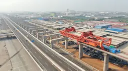 Foto dari udara pada 2 September 2020 ini menunjukkan lokasi pekerjaan pemasangan gelagar kotak (box girder) jalur Kereta Cepat Jakarta-Bandung (KCJB). Pemasangan gelagar sedang berlangsung di ketiga balok yard di sepanjang jalur Kereta Cepat Jakarta-Bandung dalam tiga hari terakhir. (Xinhua/Du Yu)