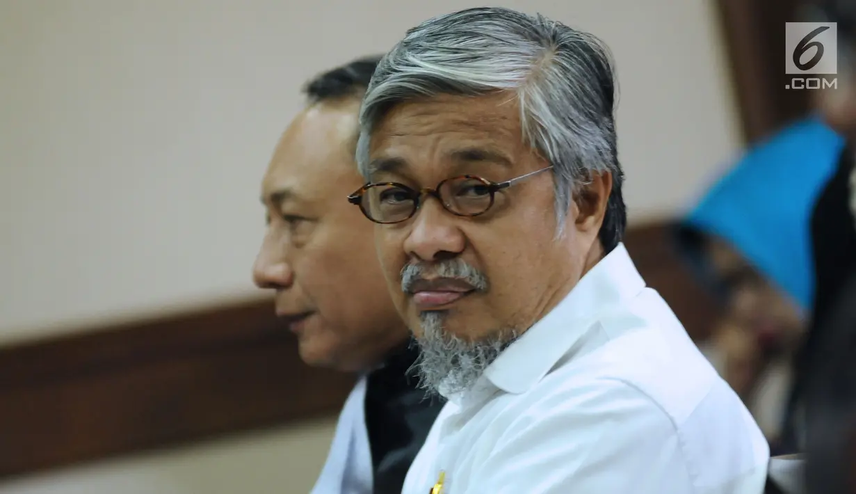 Terdakwa dugaan suap perizinan tambang nikel di dua kabupaten di Sulawesi Tenggara, Nur Alam jelang mengikuti sidang tuntutan di Pengadilan Tipikor, Jakarta, Kamis (8/3). Nur Alam dituntut hukuman 18 tahuin penjara. (Liputan6.com/Helmi Fithriansyah)