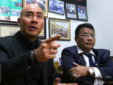 Presenter Deddy Corbuzier bersama kuasa hukum Hotman Paris saat menjelaskan prihal somasi yang di layangkan oleh Mario Teguh di Jakarta, Senin (26/9). (Liputan6.com/Angga Yuniar)