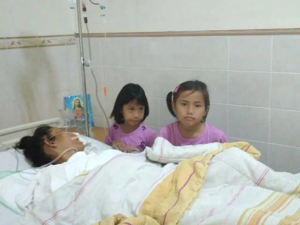 Kakak beradik Maudi Aulia Jasmine (9) dan adiknya Maura Aurelia Jasmine (8) menunggu ibunya yang masih koma di RS Elisabeth Semarang. (foto: Liputan6.com/edhie prayitno ige)