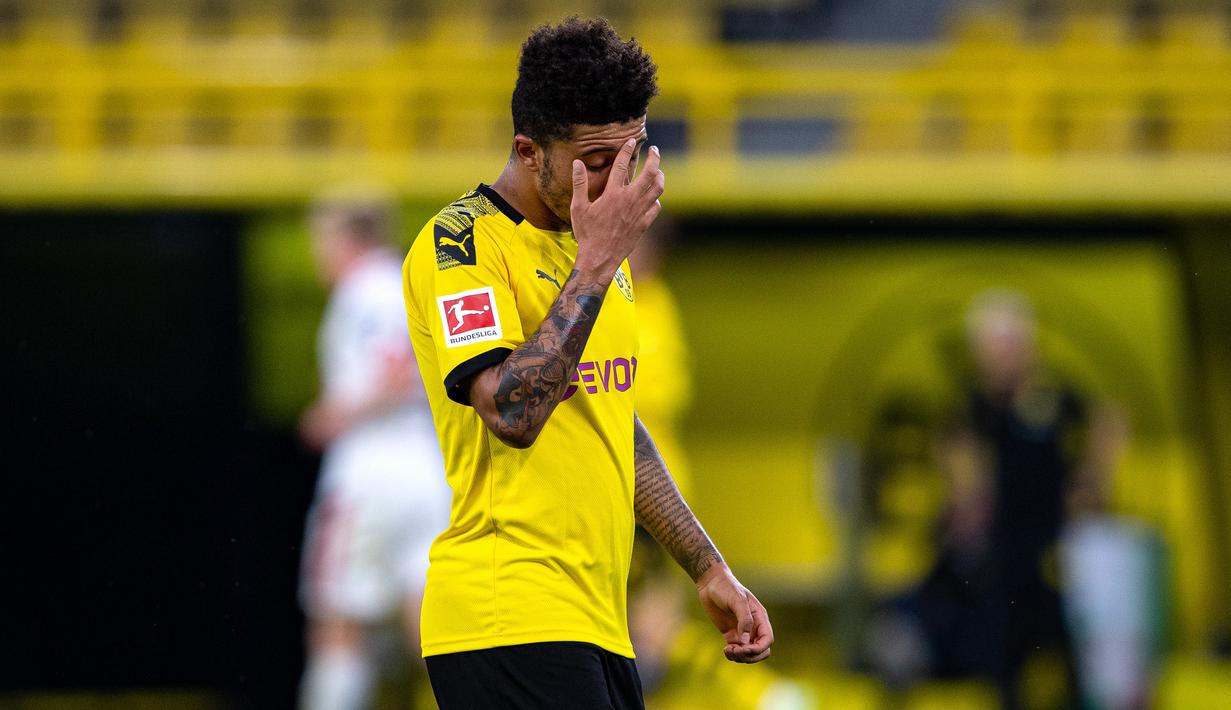 Gelandang Borussia Dortmund, Jadon Sancho, tampak kecewa usai dikalahkan Mainz pada laga lanjutan Bundesliga Jerman di Signal Iduna Park, Dortmund, Kamis (18/6/2020) dini hari WIB. Borussia Dortmund menyerah 0-2 atas Mainz. (AFP/Guido Kirchner/pool)