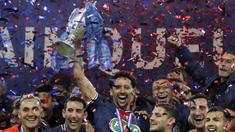 Kapten tim Paris Saint-Germain, Marquinhos (tengah) mengangkat trofi Coupe de France 2020/2021 di tengah-tengah rekannya usai mengalahkan AS Monaco 2-0 dalam laga final di Stade de France, Paris, Rabu (19/5/2021). (AP/Christophe Ena)