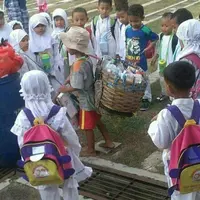 Potret bocah laki-laki yang berdiri ditengah anak-anak lain seusianya yang berseragam ini pastinya akan mengajarkanmu banyak hal. (Foto: Facebook/Marco Kusumawijaya)