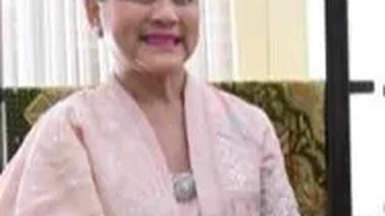 Aksi Keibuan Iriana Jokowi Usap Anak Kehujanan Saat Menyambutnya di China
