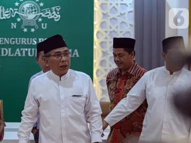 Ketua Umum Pengurus Besar Nahdlatul Ulama (PBNU) Yahya Cholil Staquf alias Gus Yahya (kedua kiri) sesaat sebelum memberikan keterangan terkait pertemuan lima orang kader NU dengan Presiden Israel Isaac Herzog di Gedung PBNU, Jakarta Pusat, Selasa (16/7/2024). (Liputan6.com/Angga Yuniar)