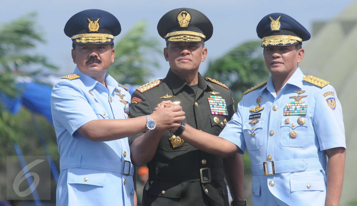 Panglima TNI Jenderal Gatot Nurmantyo (tengah) bersama Marsekal TNI Hadi Tjahjanto dan Agus Supriatna bersalam komando usai serah terima jabatan KSAU di Lanud Halim Perdanakusuma, Jakarta, Jumat (20/1). (Liputan6.com/Helmi Afandi)