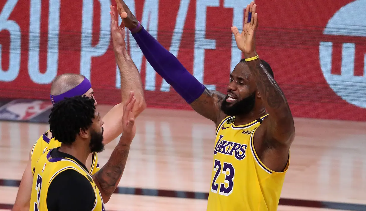 Pebasket LA Lakers, LeBron James, merayakan kemenangan atas Houston Rockets pada semifinal playoff NBA di ESPN Wide World Sports, Orlando, Jumat (11/9/2020). LA Lakers menang 110-100 atas Houston Rockets. (AFP/Michael Reaves/Getty Images)
