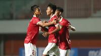 Pemain Timnas Indonesia U-16, Arkhan Kaka Putra (tengah), merayakan gol yang dicetaknya ke gawang Filipina pada ajang Piala AFF U-16 2022 di Stadion Maguwoharjo, Sleman pada Minggu (31/7/2022) malam WIB. (Dok. PSSI)