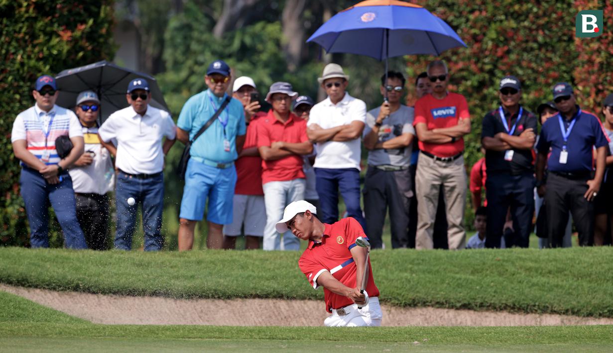 Aksi Naraajie Emerald Ramadhan Putra saat melakukan pukulan pada putaran final turnamen golf profesional BRI Indonesia Open 2019 di Lapangan Golf Pondok Indah Jakarta, Minggu (1/9/2019). (Bola.com/Peksi Cahyo)