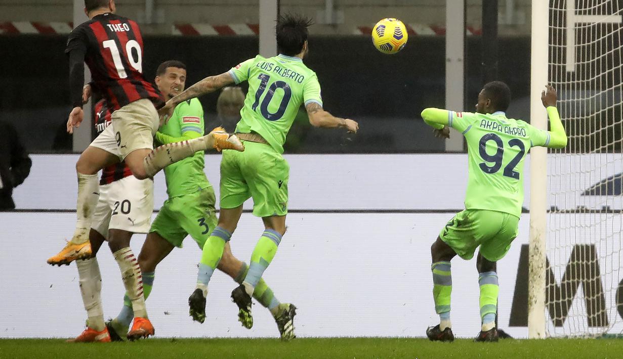 Bek AC Milan, Theo Hernandez (kiri) saat mencetak gol lewat sundulan ke gawang Lazio pada pertandingan lanjutan Liga Serie A Italia di stadion San Siro di Milan, Italia, Kamis (24/12/2020). Theo mencetak gol dramatis pada menit ke-92 dan mengantar Milan menang tipis atas Lazio 3-2. (AP Photo / Luca