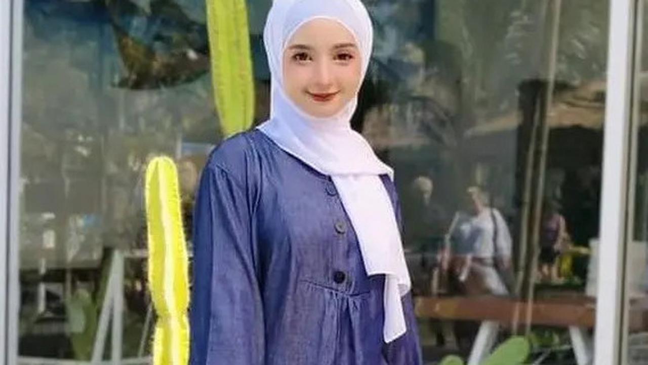 8 Model Gamis Syar'i Polos Kombinasi Dua Warna Terbaru 2025