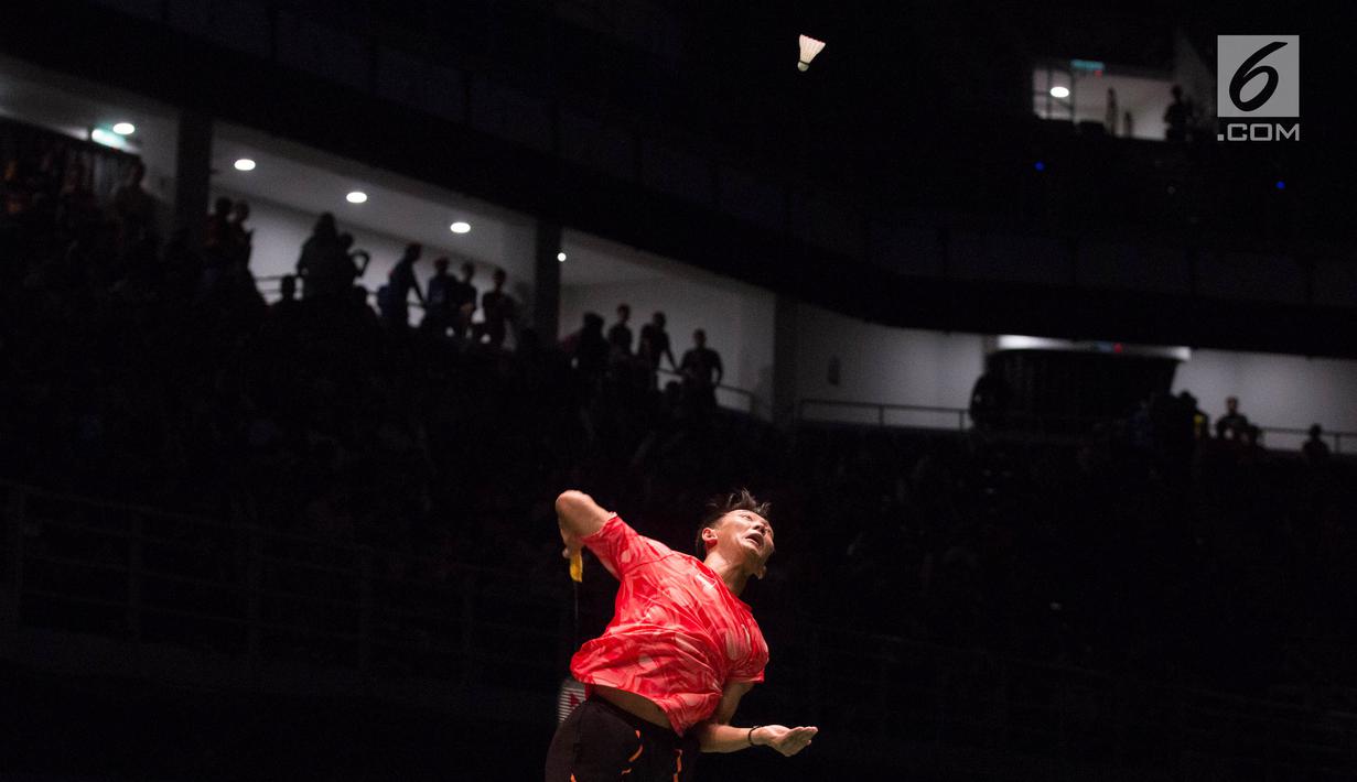 Aksi Ihsan Maulana Mustofa saat melawan Lee Zii Jia pada final bulu tangkis beregu putra SEA Games XXIX Kuala Lumpur, Malaysia, Kamis (24/8). Tim beregu putra bulu tangkis Indonesia berhasil mempersembahkan medali emas. (Liputan6.com/Faizal Fanani)