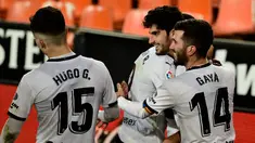 Gelandang Valencia, Goncalo Guedes (kedua kiri) berselebrasi usai mencetak gol pada menit 90+1 ke gawang Villareal pada pertandingan lanjutan La Liga Spanyol di 
stadion Mestalla di Valencia (6/3/2021). Valencia menang atas Villareal 2-1 berkat dua gol di penghujung laga. (AFP/Jose Jordan)