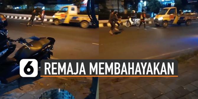 VIDEO: Ngeri, Tiga Remaja Berdiri Di Tengah Jalan Hadang Mobil Melintas