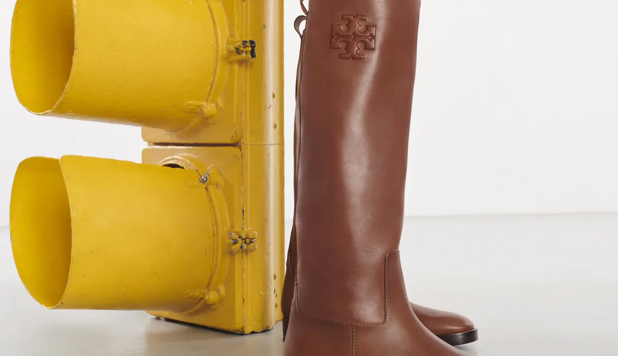 Merayakan kembalinya model klasik yang dibuat dari seaptu berkuda yang dipoles dengan kecanggihan kota. (Foto: Tory Burch)