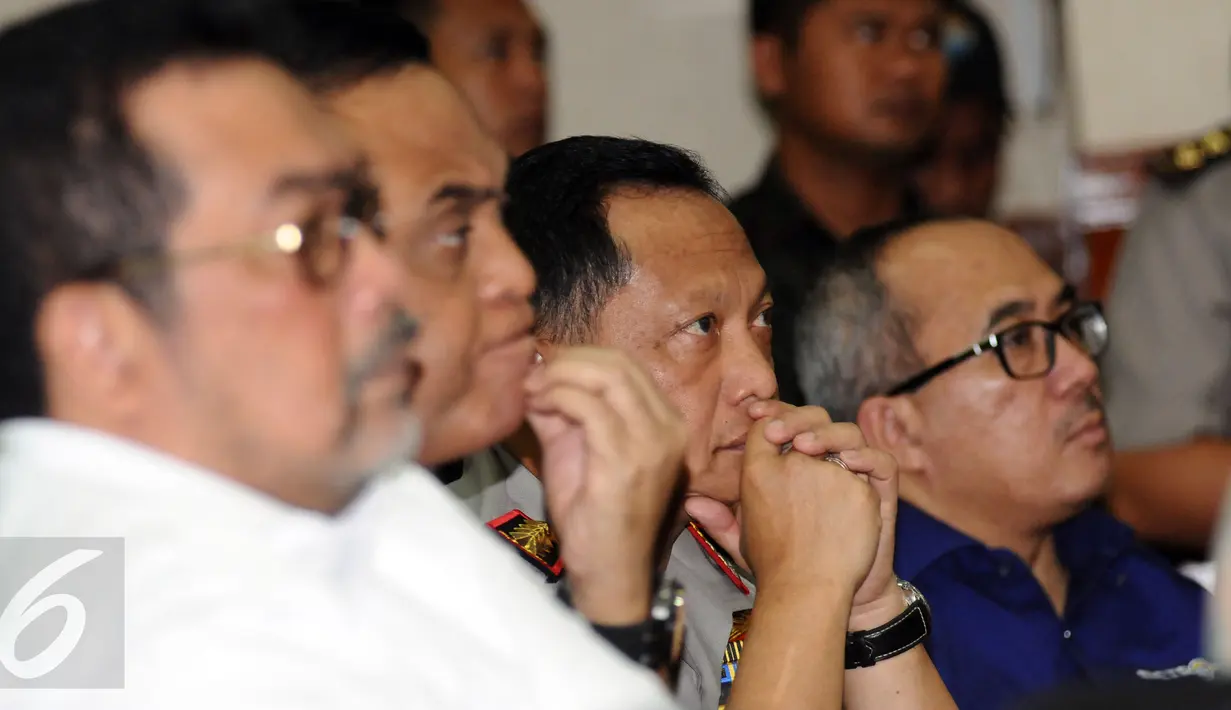 Kapolri Jenderal Pol Tito Karnavian (ketiga kiri) bersiap memberikan keterangan akhir tahun 2016 di Mabes Polri, Jakarta, Rabu (28/12). Kapolri memaparkan capaian program dan kinerja serta anggaran selama tahun 2016. (Liputan6.com/Helmi Fithriansyah)