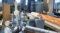 Tim jaringan XL memastikan jaringan XL Axiata siap melayani penumpang LRT jika transportasi ini telah beroperasi penuh. (Foto: Corpcomm XL Axiata)