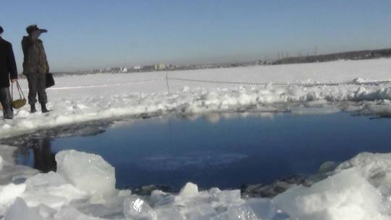 Meteor Rusia yang jatuh membentuk lubang di danau es