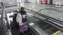 Penumpang menaiki eskalator di Stasiun Jatinegara Baru, Jakarta Timur, Sabtu (20/3/2021). Diharapkan pembangunan stasiun ini dapat meningkatkan pelayanan pengguna jasa baik penumpang KRL maupun KA jarak jauh. (Liputan6.com/Angga Yuniar)