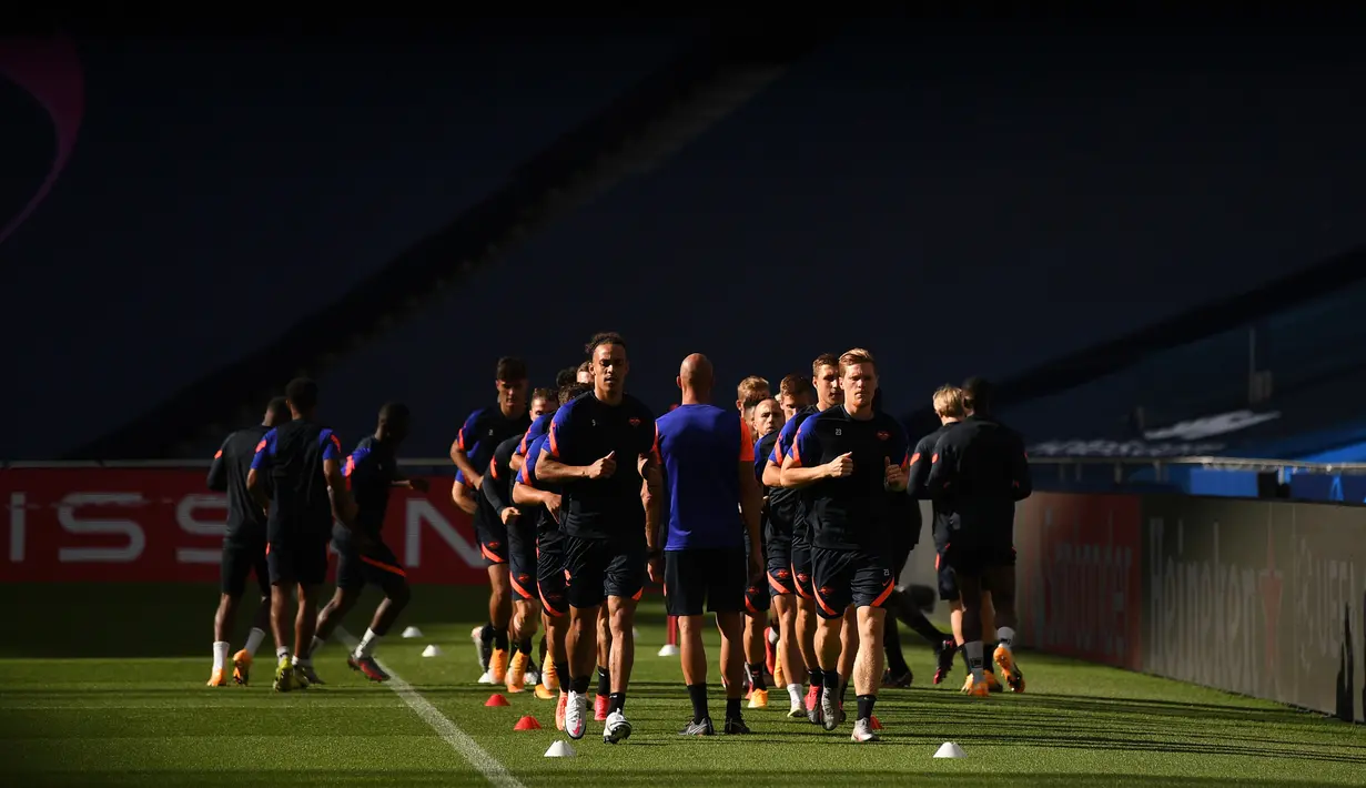 Pemain RB Leipzig saat menjalani latihan jelang laga semifinal Liga Champions 2019/2020 di Da Luz Stadium, Selasa (18/8/2020). RB Leipzig akan menghadapi PSG pada semifinal Liga Champions. (AFP/David Ramos/pool)