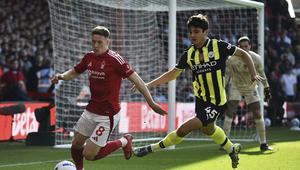 Elliot Anderson dari Nottingham Forest, kiri, menggiring bola sambil dihadang oleh Abdukodir Khusanov dari Manchester City dalam pertandingan Liga Inggris antara Nottingham Forest dan Manchester City di Stadion City Ground, Nottingham, Inggris, Sabtu, 8 Maret 2025. (Foto AP/Rui Vieira)