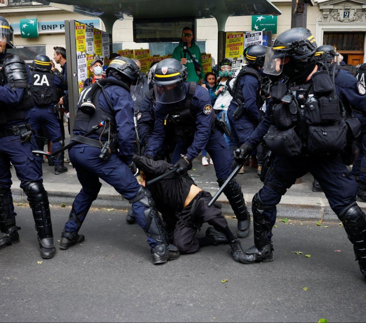 Aparat kepolisian menangkap seorang pengunjuk rasa dalam aksi peringatan May Day atau Hari Buruh Sedunia di Paris, Prancis, pada Rabu (1/5/2024). Aksi May Day di berbagai negara diwarnai dengan bentrokan antara kaum buruh dan aparat kepolisian.&nbsp;REUTE