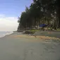 Banyak wisatawan yang menghabiskan malam tahun baru di Pantai Panjang Bengkulu. 