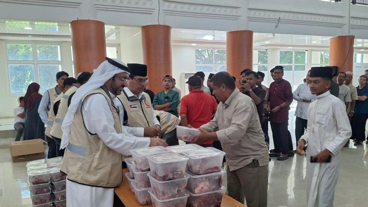 UIN Ar-Raniry dan UEA Salurkan 4.000 Paket Daging Kurban di Banda Aceh