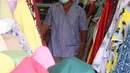 Pedagang menjaga toko kain di Pasar Cipadu, Tangerang, Selasa (2/3/2021). Pandemi Covid-19 membuat industri tekstil dan pakaian jadi mengalami pertumbuhan negatif 8, 8 persen sepanjang 2020 dengan kinerja ekspor yang berkontraksi 17 persen. (Liputan6.com/Angga Yuniar)