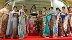 Sejumlah wanita berbaju Kimono berpose saat pembukaan Bursa Efek Tokyo di Tokyo, Jepang, Jumat (4/1). Bursa Efek Tokyo menggelar seremoni dalam pembukaan perdagangan saham 2019. (TOSHIFUMI KITAMURA/AFP)