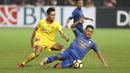 Pemain Bhayangkara, Dany Saputra (kiri) mengawal ketat pemain Persib Bandung, Febri Hariyadi  pada laga Liga 1 2017 di Stadion Patriot, Bekasi, Minggu (04/06/2017). (Bola.com/Nicklas Hanoatubun)