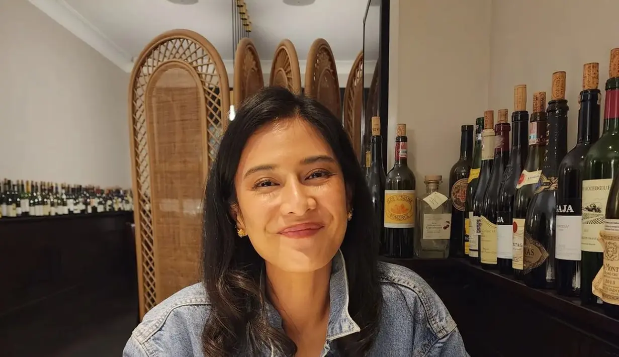 Tampaknya ini sudah jadi rahasia umum, kunci awet muda ala Dian Sastro adalah tersenyum. Ya, dalam berbagai kesempatan, Dian Sastro tak pelit membagikan senyum indahnya, menebar energi positif bagi siapapun yang melihatnya, bukan? Foto: Instagram.