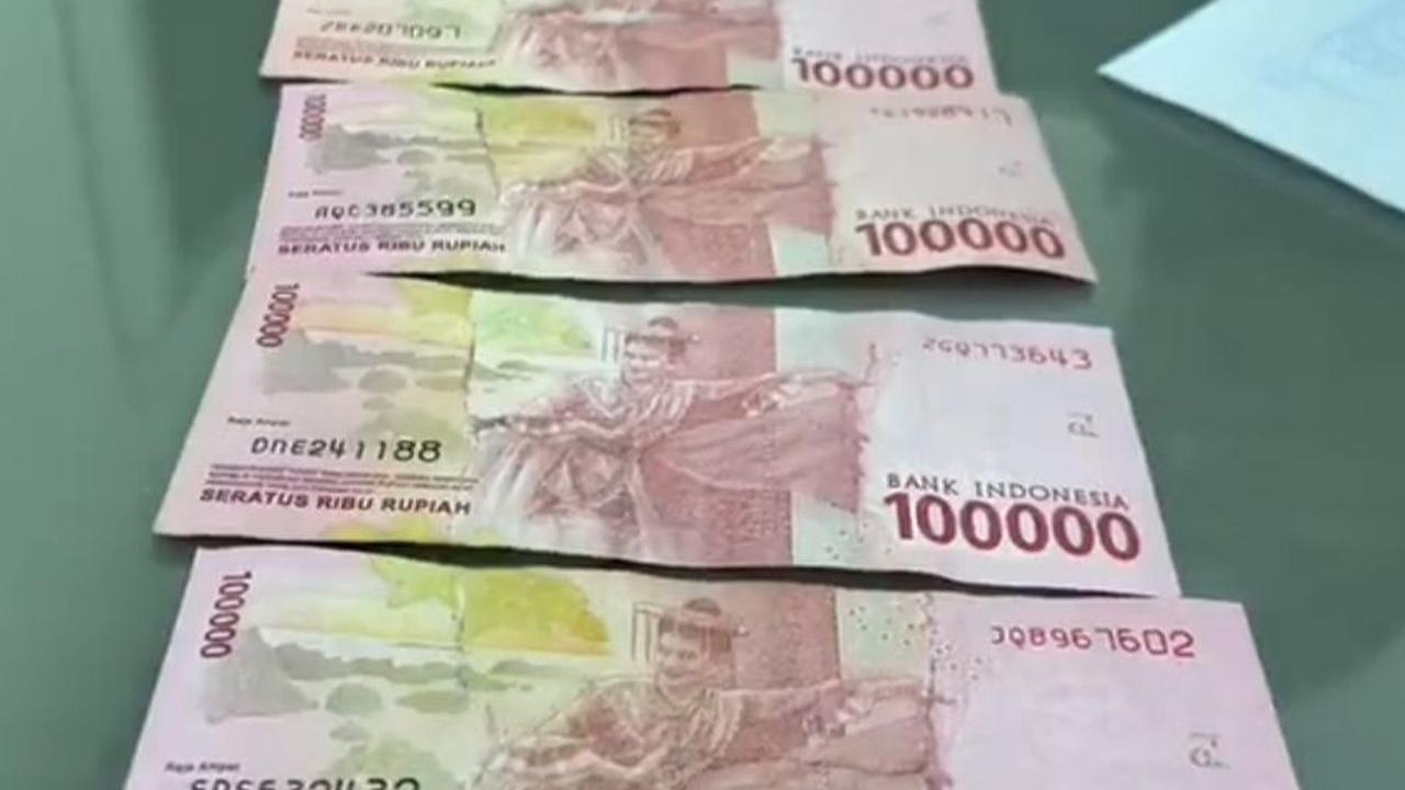 Ciri-cirinya, setiap lembar uang tersebut ada bagian yang disambung, antara uang asli dan uang palsunya.