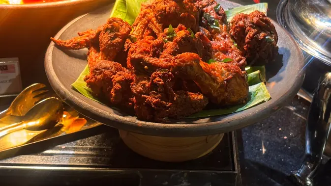 Sajian ayam masak merah dalam Malaysian Gastronomic Month 2026 yang diselenggarakan di Gran Meliá Jakarta pada 27 Juli hingga 14 Agustus 2026. (Dok. Liputan6.com/Khairisa Ferida)