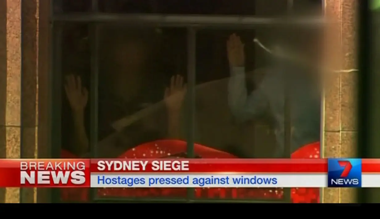 Potongan gambar video yang menggambarkan situasi penyanderaan yang terjadi di kafe Lindt di Sydney, Australia (15/12/2014). Puluhan sandera terperangkap di dalam kafe Lindt, Sydney, Australia. (REUTERS/Reuters TV via Seven Network/Courtesy Seven Network)