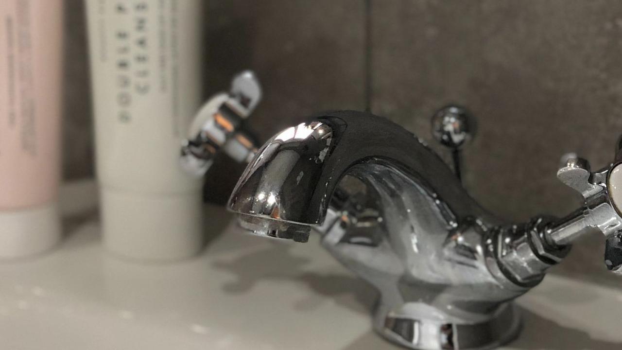 Rambut lepek seringkali menjadi masalah bagi banyak orang, terutama bagi mereka yang memiliki jenis rambut berminyak. Kondisi ini disebabkan oleh beberapa hal, salah satunya adalah produksi sebum berlebihan oleh kelenjar minyak di kulit kepala.