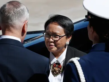 Menteri Pertahanan AS James Norman Mattis menyambut kunjungan Menteri Luar Negeri Indonesia Retno LP Marsudi di Pentagon, Senin (26/3). Kedatangan Menlu Retno untuk membahas beberapa bidang isu yang menjadi perhatian kedua negara. (AP/Jacquelyn Martin)