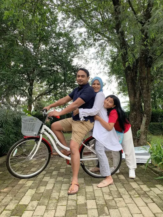 Lantaran merasa repot untuk liburan di masa seperti sekarang ini, akhirnya Meisya Siregar bersama Bebi Romeo dan anak-anaknya memilih untuk berdiam diri di rumah. Mereka memiliki cara sendiri untuk menikmati long weekend di akhir bulan Oktober ini (Instagram/meisya_siregar)
