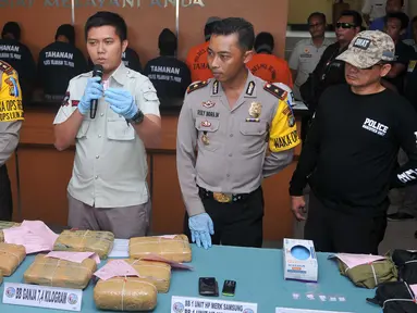 Petugas menunjukkan barang bukti saat merilis kasus narkoba di  Polres Pelabuhan Tanjung Priok, Jakarta, Selasa (29/12). Barang bukti yang berhasil diamankan petugas pada kasus pencurian narkoba berupa ganja seberat 7,5 kg. (Liputan6.com/Gempur M Surya)