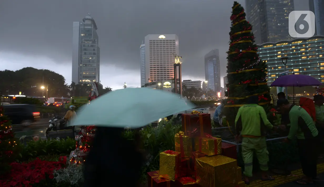 Petugas menghias pohon Natal di Bundaran HI, Jakarta, Kamis (23/12/2021). Dalam rangka menyambut Natal 2021, Pemprov DKI Jakarta menggelar Christmas Carol mulai 21 hingga 23 Desember 2021. (merdeka.com/Imam Buhori)