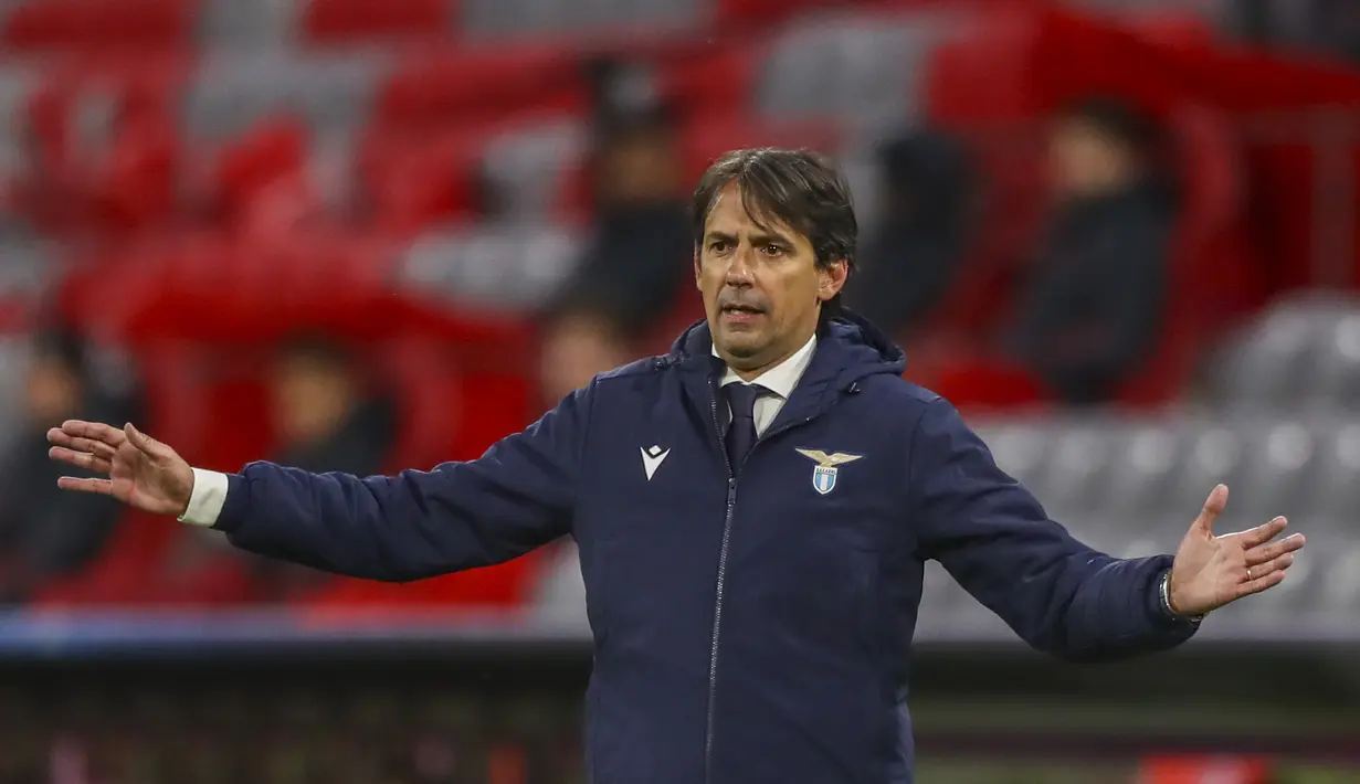 Pelatih Lazio, Simone Inzaghi menyaksikan pemainnya bertanding melawan Bayern Munchen pada pertandingan Liga Champions di Arena stadium, Jerman pada 17 Maret 2021. Inter resmi menunjuk Inzaghi sebagai pelatih baru menggantikan Conte. (AP Photo/Matthias Schrader)