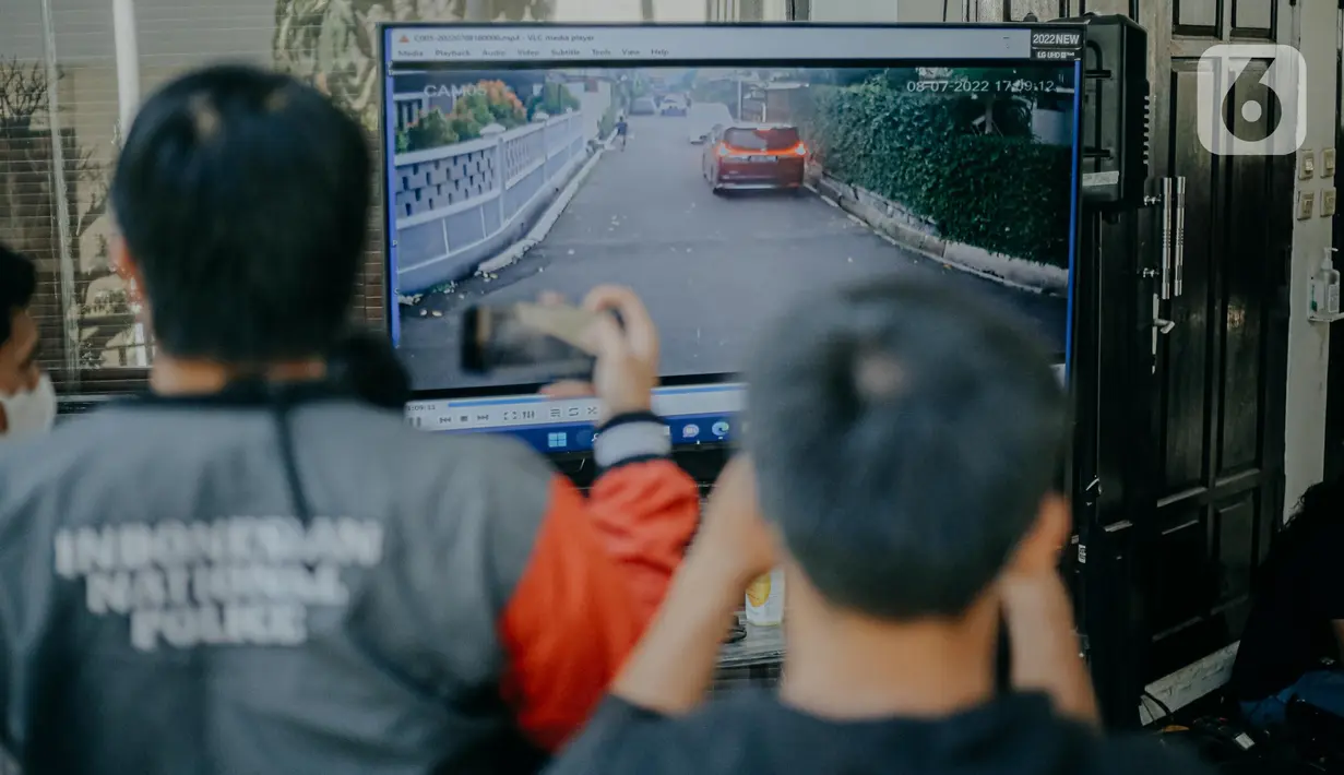 Jurnalis mengambil gambar layar yang menampilkan  video rekaman CCTV di komplek Polri Duren Tiga saat berlangsungnya sidang lanjutan kasus pembunuhan berencana terhadap Brigadir Nopriansyah Yosua Hutabarat atau Brigadir J dengan terdakawa Ferdy Sambo dan Putri Candrawathi di PN Jakarta, Selasa (29/11/2022). Ferdy Sambo serta Putri Candrawathi menghadiri sidang dengan agenda pemeriksaan saksi tersebut. (Liputan6.com/Faizal Fanani)