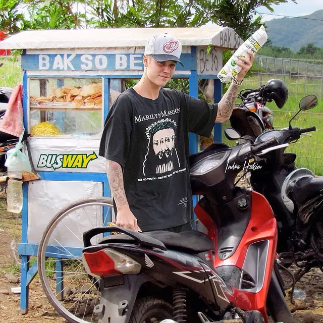 7 Editan Seleb Hollywood Jadi Warga Kampung Ini Kocak