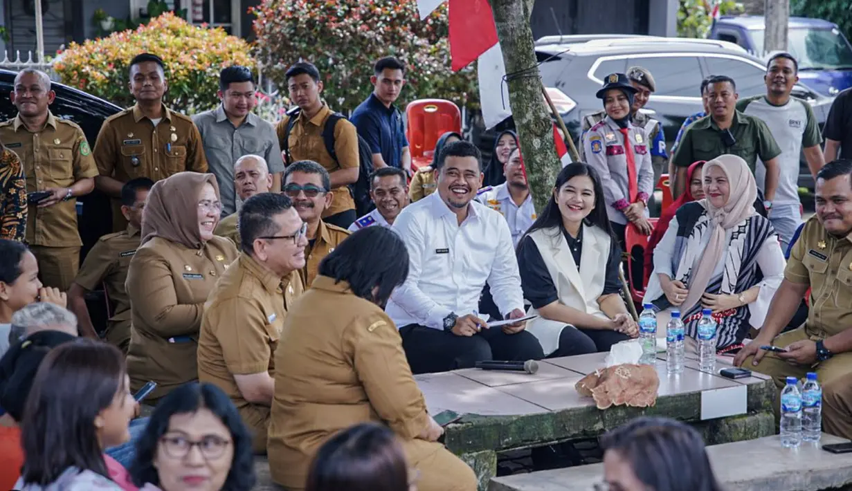 Menemani Bobby Nasution, Kahiyang membuat gayanya semakin chic dengan teknik layering. Kemeja hitam kian disempurnakan dengan vest putih.  [Foto: Instagram/ Kahiyang Ayu]