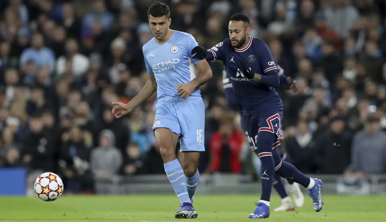 Gelandang Manchester City Rodrigo berbeut bola dengan penyerang Paris Saint Germain (PSG) Neymar pada match day ke-5 fase grup Liga Champions di Etihad Stadium, Kamis (25/11/2021) dinihari WIB. Manchester City menang comeback melawan PSG 2-1. (AP Photo/Scott Heppell)