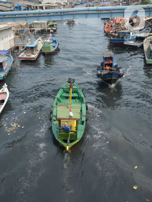 Perahu nelayan tradisional bersandar di dermaga Kampung Nelayan Cilincing, Jakarta, Kamis (2/9/2021). Penurunan jumlah nelayan Indonesia dari tahun ke tahun dinilai menjadi ironi di tengah meningkatnya kebutuhan konsumsi ikan di masyarakat pada masa pandemi Covid-19.  (merdeka.com/Imam Buhori)