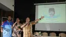 Drumer Jelly Tobing (kanan) bernyanyi pada deklarasi pendaulatan Adhyaksa Dault sebagai Cagub DKI Jakarta 2017-2022 oleh IANI di Jakarta, Jumat (9/10/2015). Ratusan atlet nasional hadir dalam acara pendaulatan Adhyaksa. (Liputan6.com/Helmi Fithriansyah)