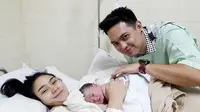 Donnie Ada Band dan istri beserta bayi mereka. (dok. Oxygent Entertainment)